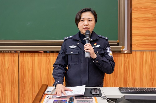 罗艳妮作校园交通安全培训.jpg