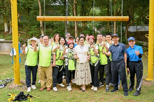 学校董事长谢建平与参加活动教职工合影.jpg