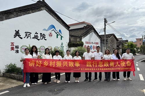在朱所村合影.jpg