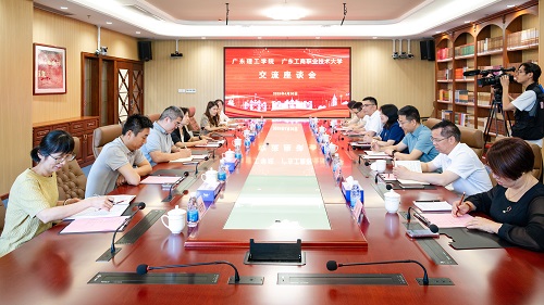 座谈现场.jpg 座谈现场.jpg