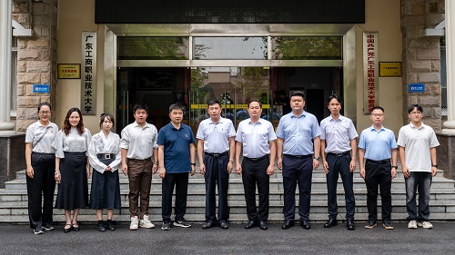 学校红十字会第一届理事会成员.JPG