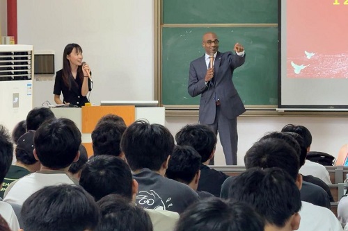 演讲现场.jpg