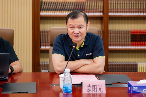 欧阳光讲话.JPG