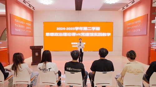 学生在党建馆上课2.jpg