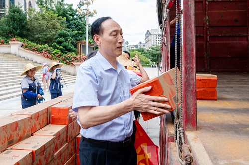校长和飞参与装车.JPG