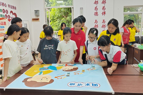 实践团成员与学生共绘画.jpg