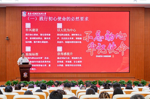 卢景值作报告.JPG