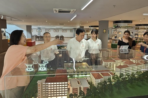 冯海志一行参观坤成中学校史馆.jpg