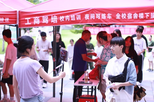 考生进行人脸识别.jpg