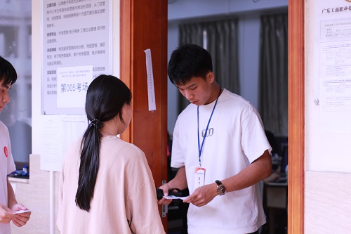 考生接受证件检查.jpg