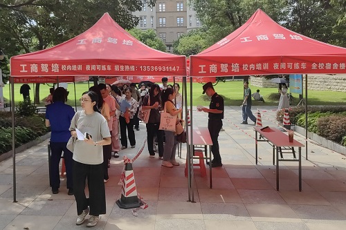 考生有序进场.jpg