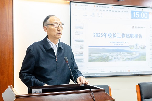和飞代表学校行政班子向董事会述职.jpg