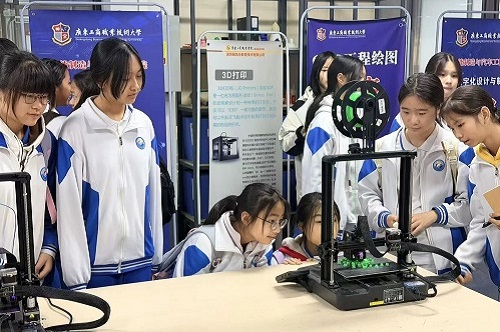 学生参观1.jpg
