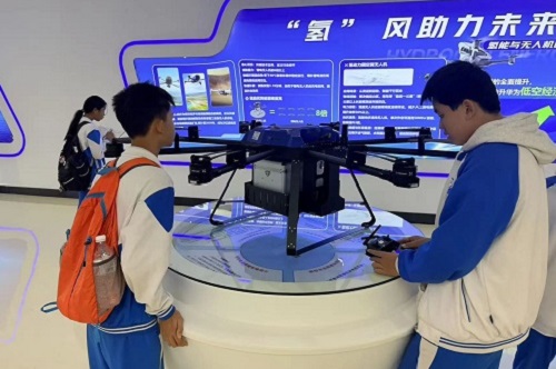 学生参观2.jpg