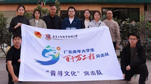 世界杯官网师生与那宾村村干部合影.jpg