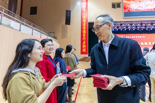派发“利是”3.jpg