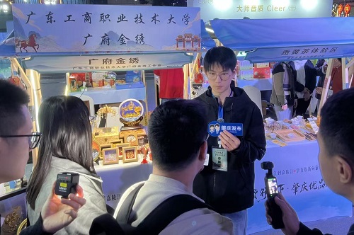 接受媒体采访.jpg