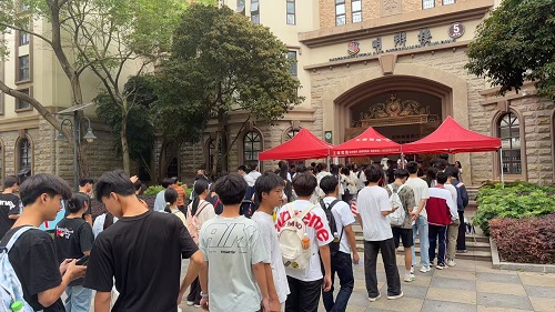 考生进场.jpg