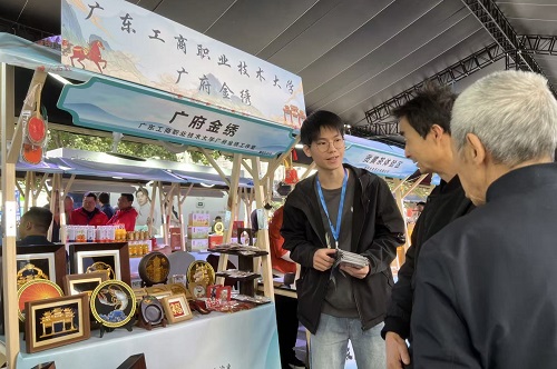 当地市民驻足了解.jpg