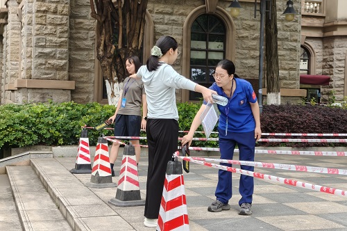 考生接受安检1.jpg