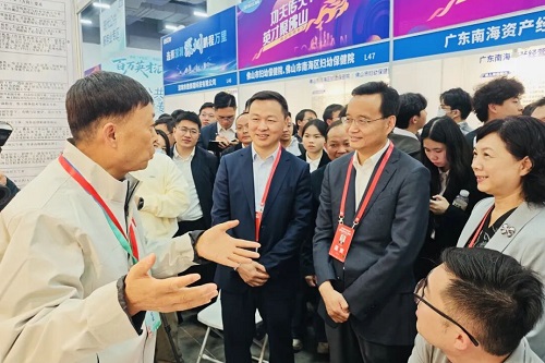 张爱军莅临世界杯官网展位.jpg