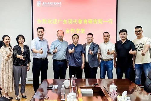 双方合影.jpg