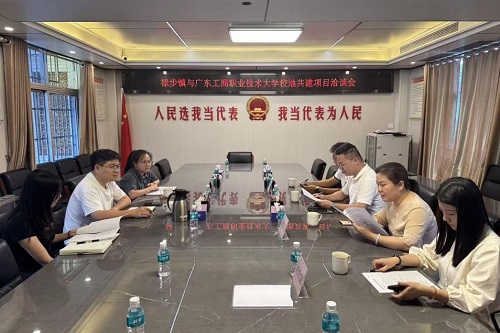 洽谈现场.jpg