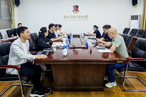 洽谈现场.jpg