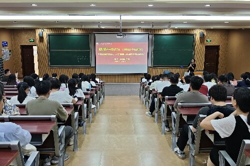 论坛现场.jpg