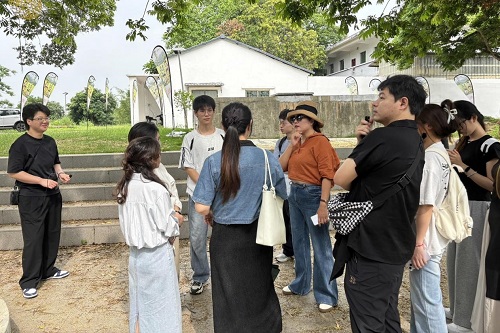 师生探讨.jpg