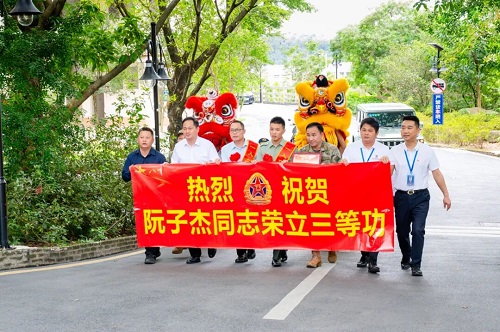 喜报闪耀校园 .jpg