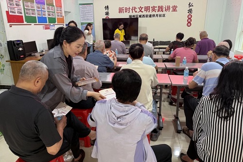 学校学生资助政策宣讲团在社区宣讲.jpg