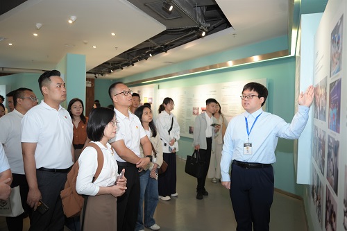 参观校史展览馆.jpg