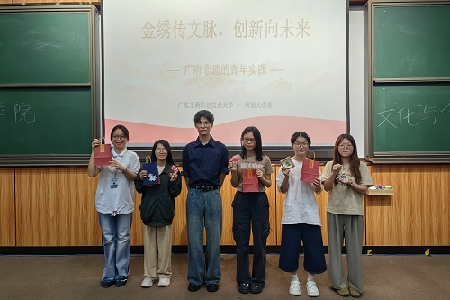 现场学生代表获赠文创产品.jpg