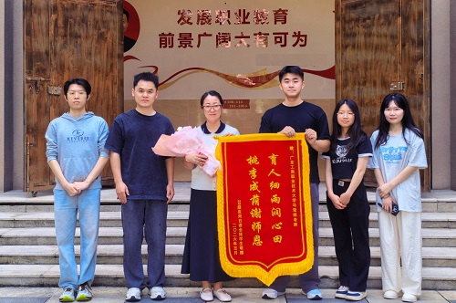 马莹妮老师（左三）.jpg