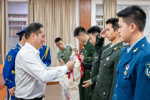 赠送礼品仪式.jpg