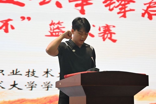 裁判员代表宣誓.jpg