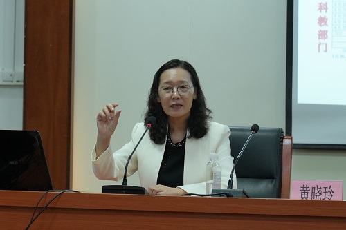 黄晓玲主讲.JPG
