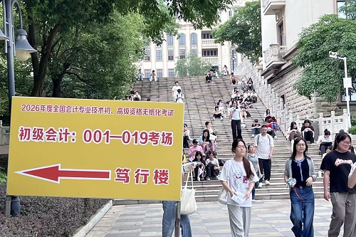 考生等待进场.jpg