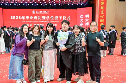 毕业生与家人合影.jpg