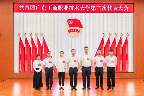 卢景值与新一届校团委班子合影.jpg