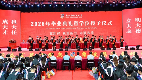颁发校友联络员聘书.jpg