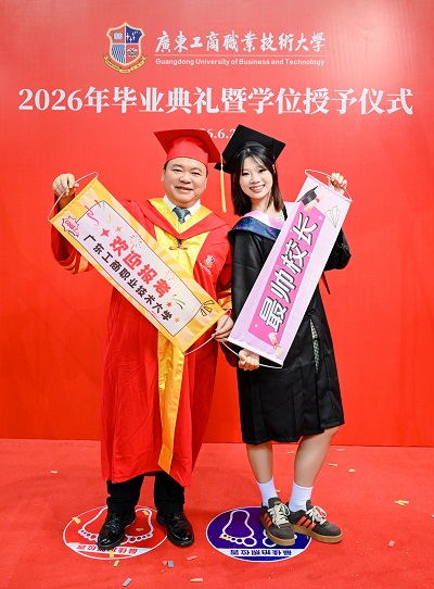 毕业生与代理校长莫秀全合影.jpg