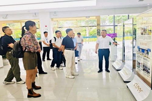 参观企业展厅.jpg