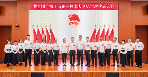卢景值与新一届校团委委员合影.jpg