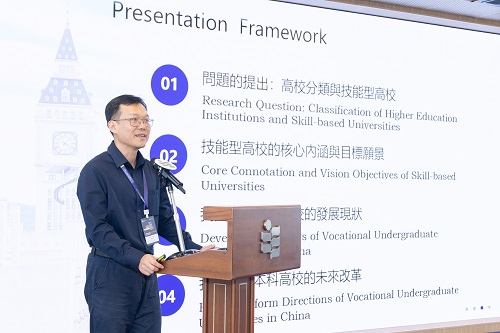 方泽强作报告.jpg