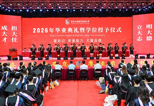 颁发毕业证书3.jpg