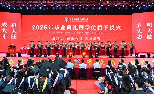 颁发毕业证书2.jpg