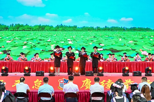 毕业生代表集体发言.jpg