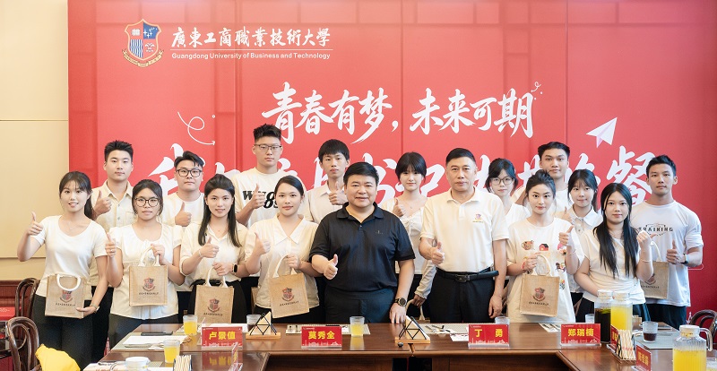 亲切合影.jpg 亲切合影.jpg